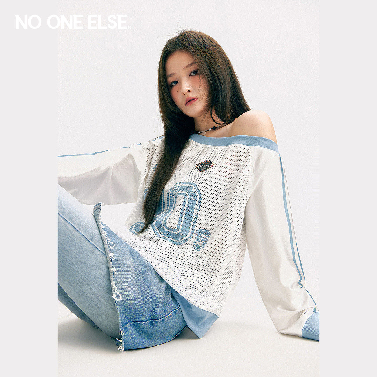 NO ONE ELSE露肩长袖T恤女2026夏季新款撞色拼接字母印花斜领上衣