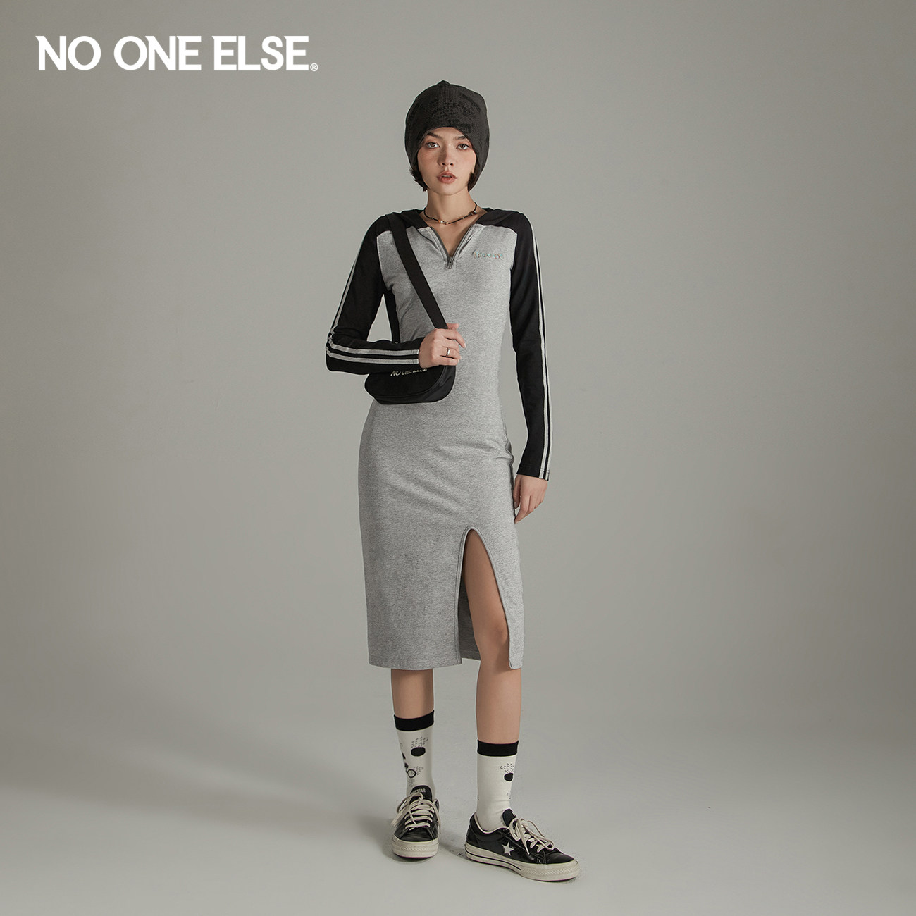 NO ONE ELSE连帽连衣裙女2026秋新品字母绣花撞色开衩正肩包臀裙