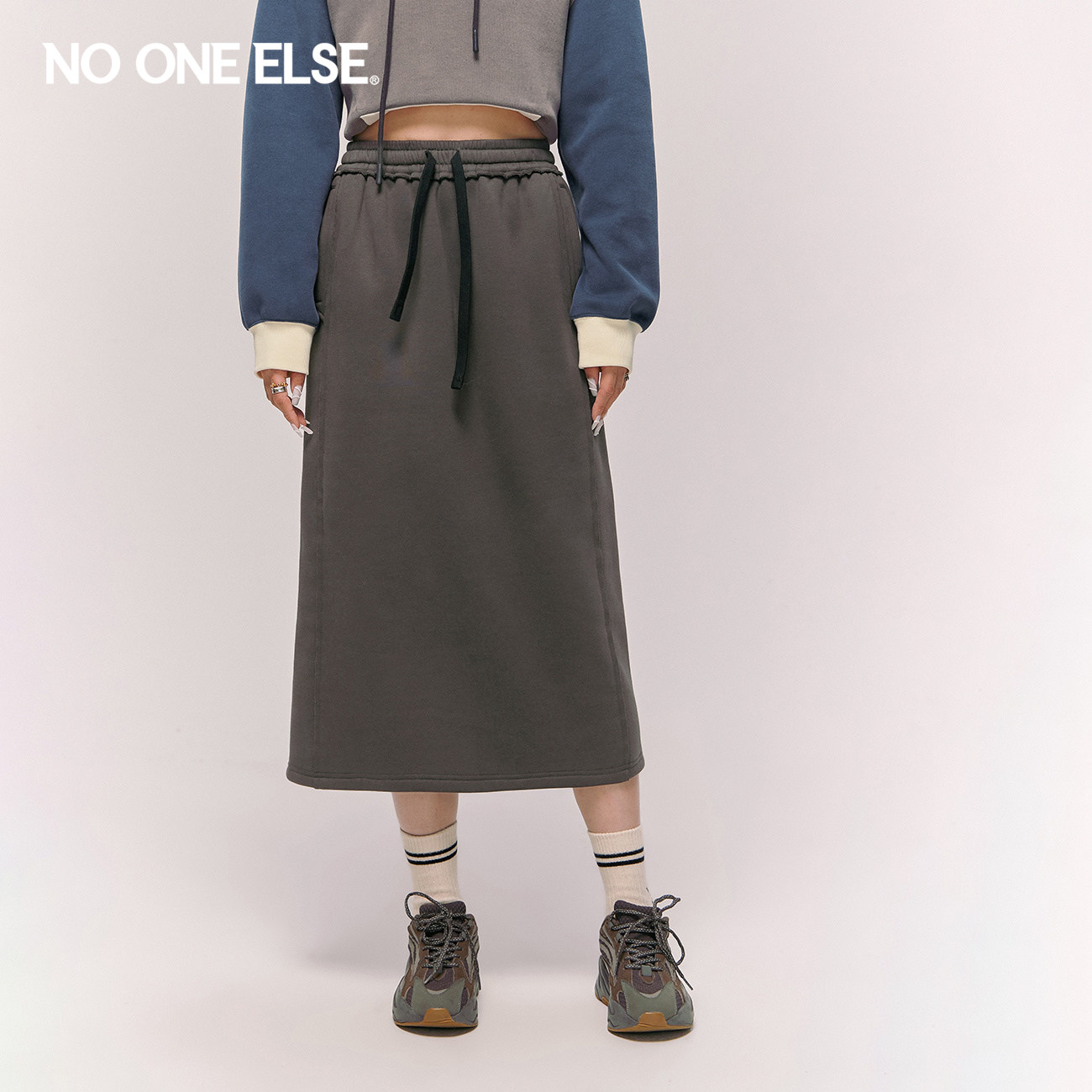 NO ONE ELSE高腰抽绳半身裙女2026春秋新款字母印花卫裙a字长裙子