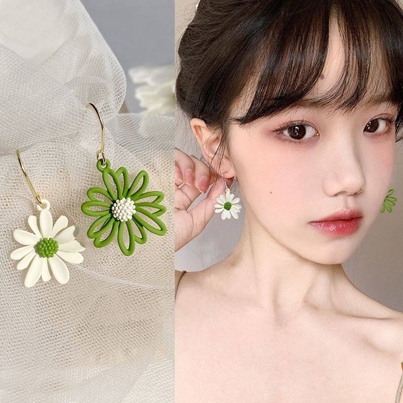 早春不对称雏菊花朵耳环