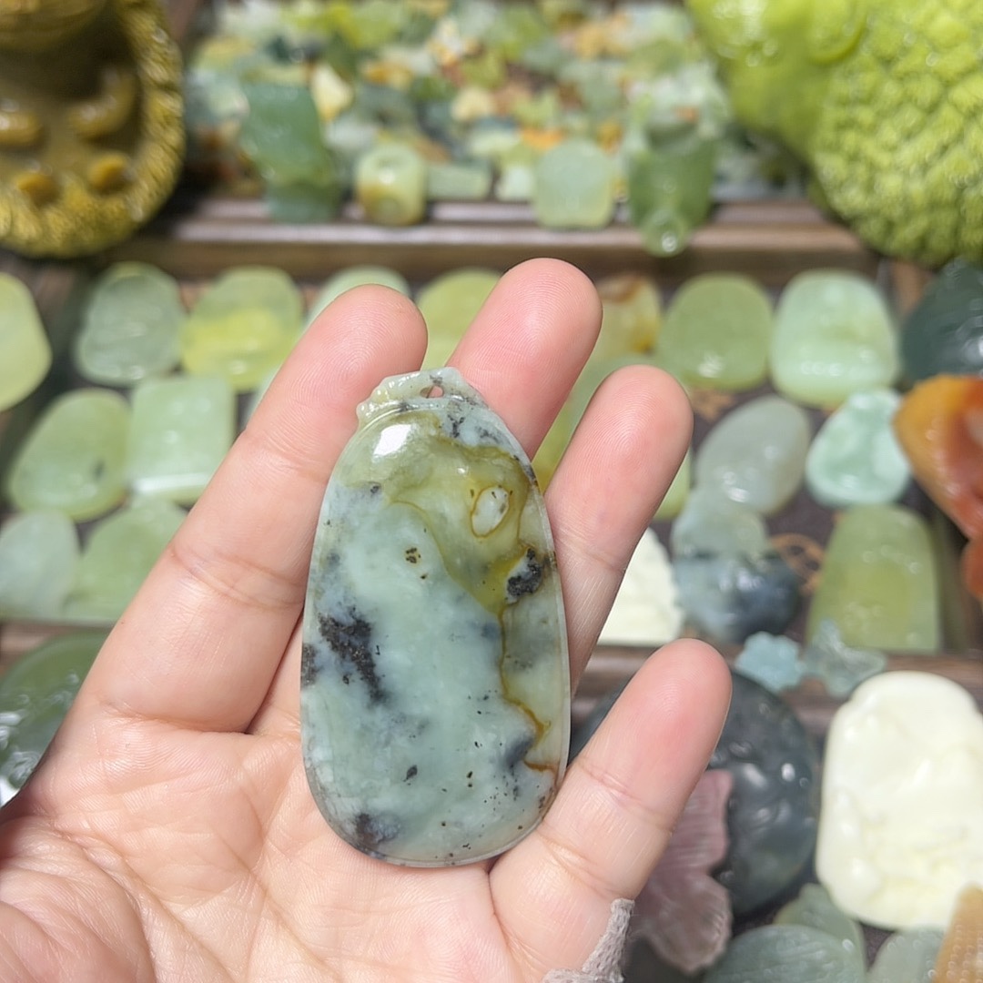 岫玉花玉意境无事牌吊坠