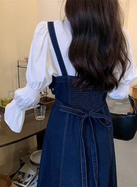 深蓝色牛仔吊带连衣裙女秋季气质收腰显瘦绑带设计感长短款背带裙