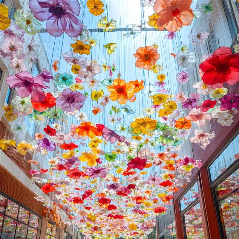空中花海天幕吊饰景区公园步行街户外打卡点悬挂风动花朵艺术装饰
