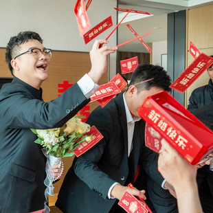 接亲游戏道具喷钱枪筷子夹钞票伴娘晨袍结婚拍照道具新郎创意堵门