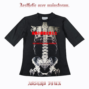 AT荒诞小镇 暗黑叛逆骷髅黑红穿搭街拍亚文化PUNK修身半袖T恤短袖