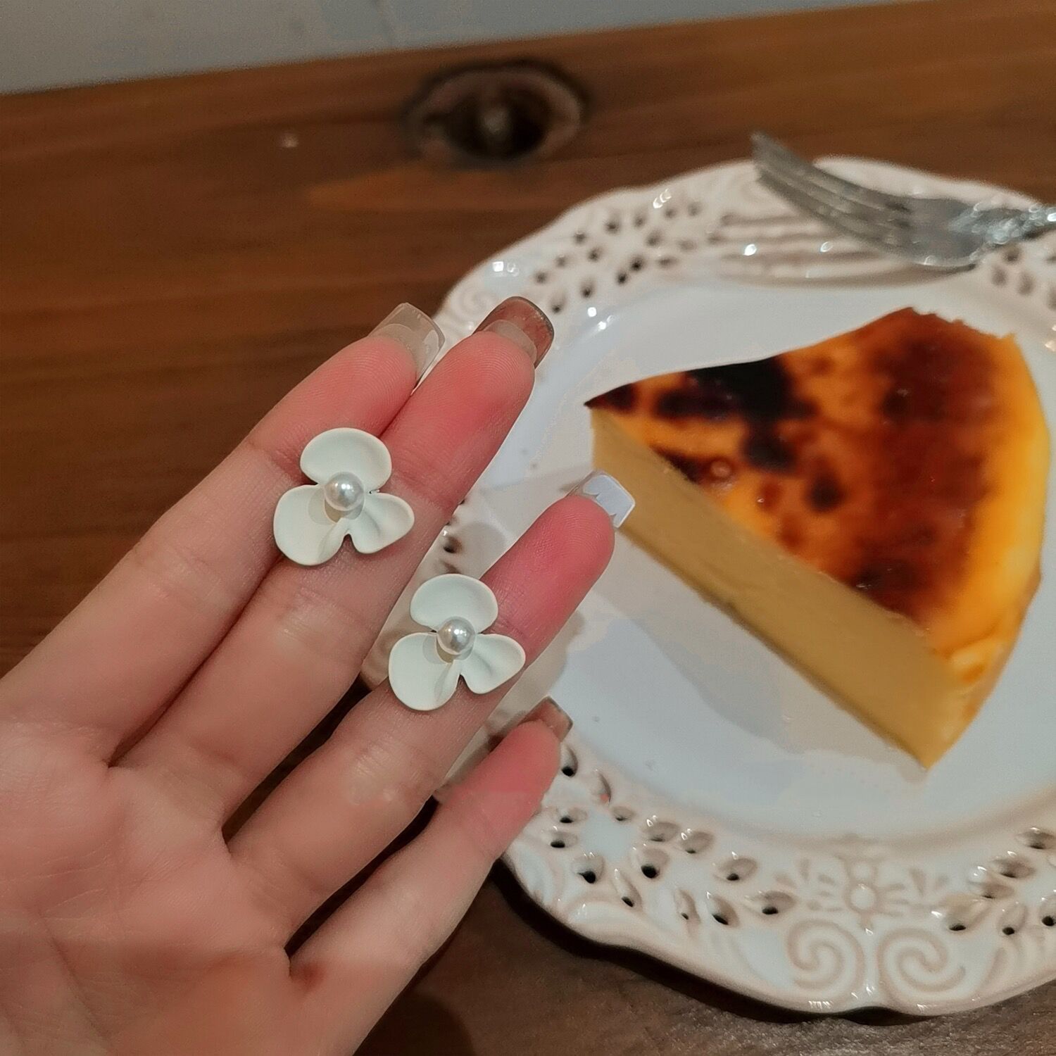 简约奶白珍珠花朵925银针耳钉女