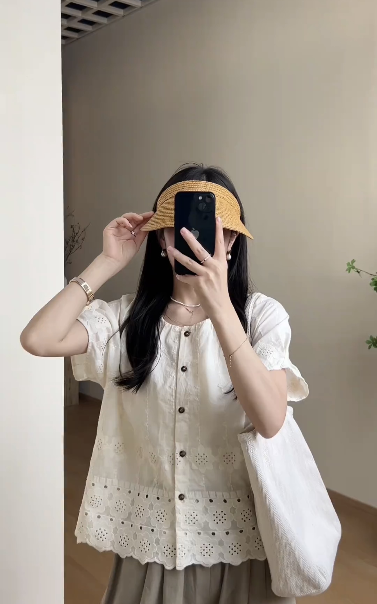 法式田园风小清新圆领短袖衬衫女夏季新款百搭薄款镂空刺绣上衣潮