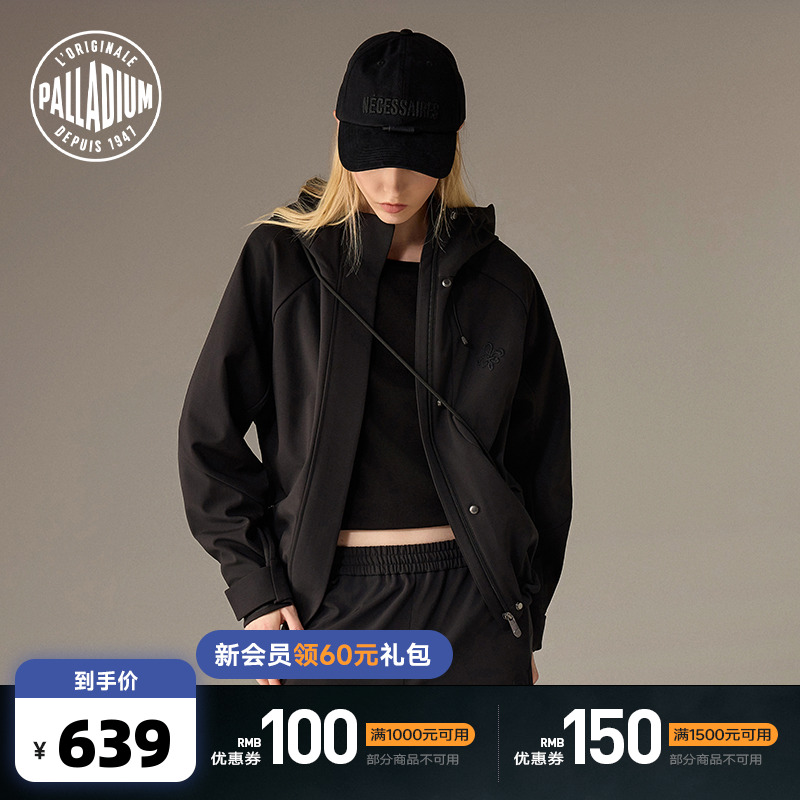 独特的立体剪裁增强了轮廓感，现代时尚外观