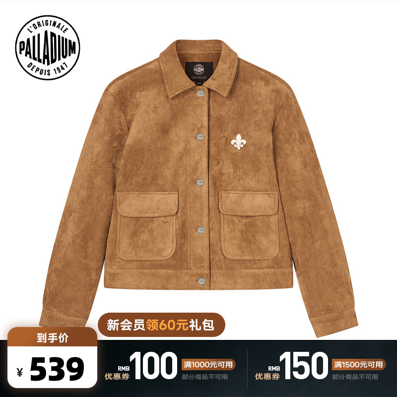 大容量口袋加以帽盖设计，专属金属纽扣