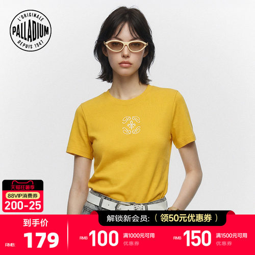 胸前小图案增添细节感，是整体设计一大亮点