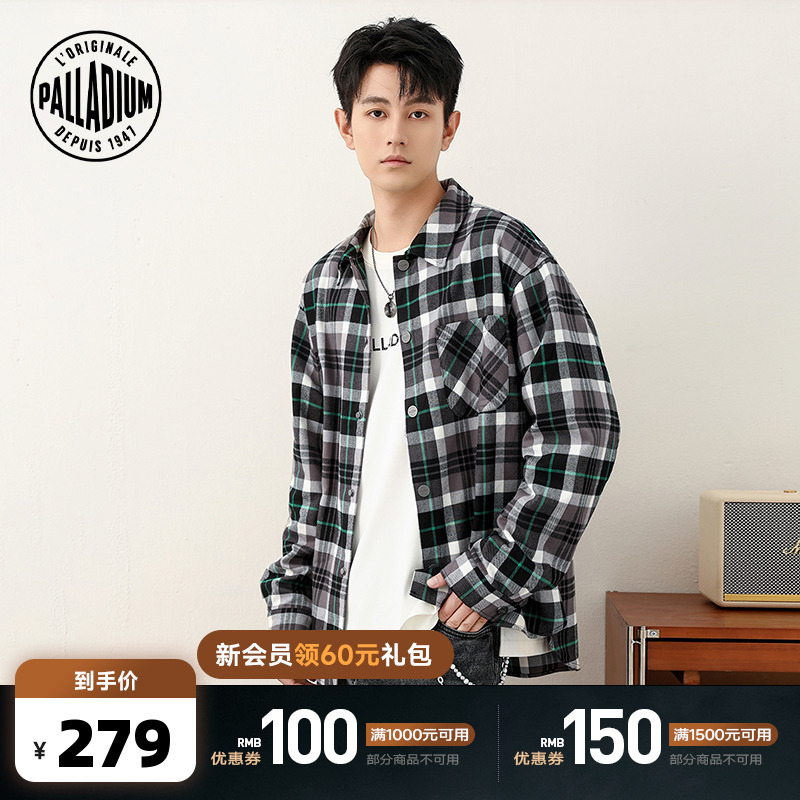 前胸口袋和后背的品牌字样，彰显品牌魅力