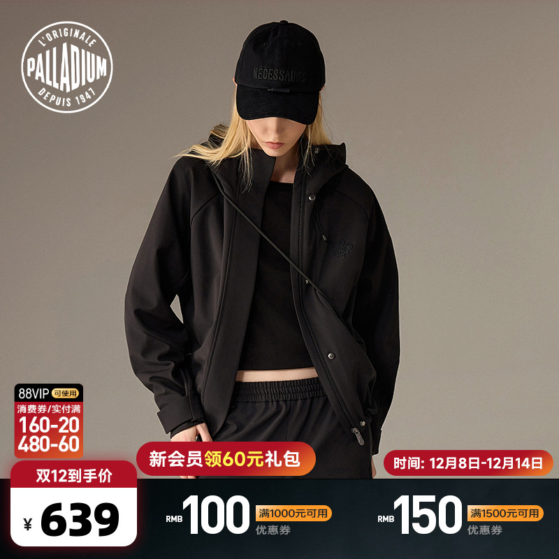 独特的立体剪裁增强了轮廓感，现代时尚外观