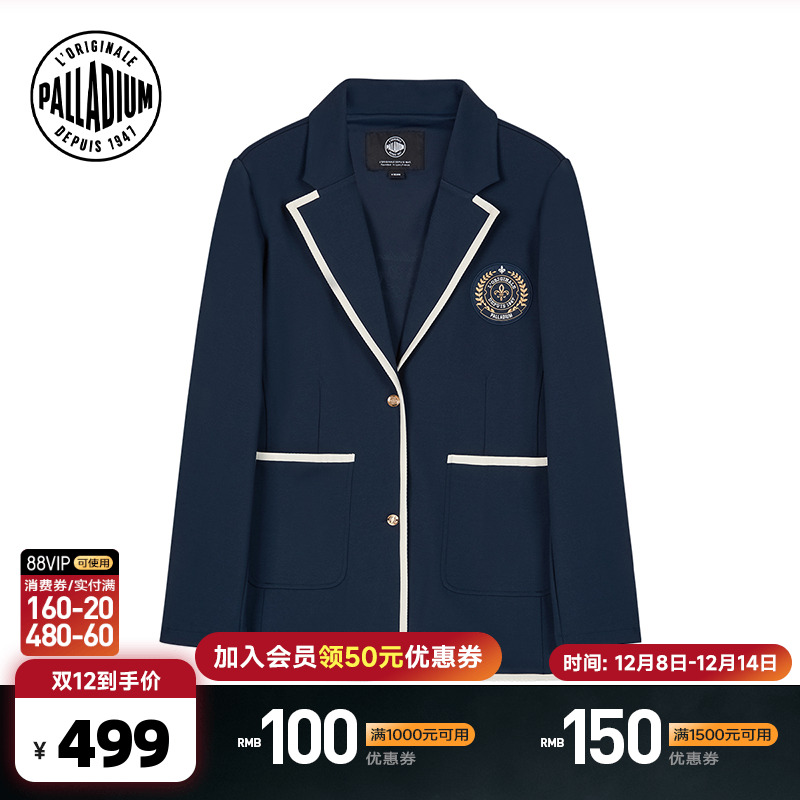 胸前的刺绣徽章和背部的文字装饰