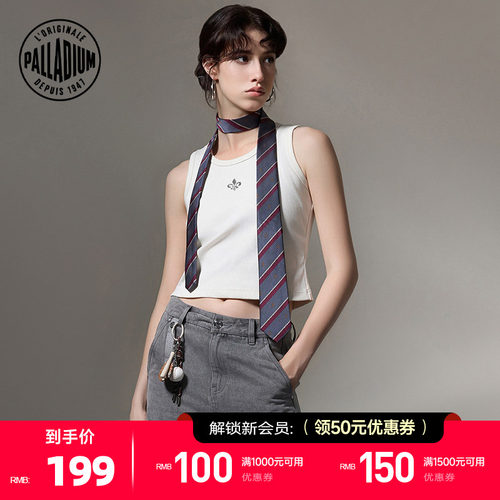 胸前图案增添精致感，时尚百搭