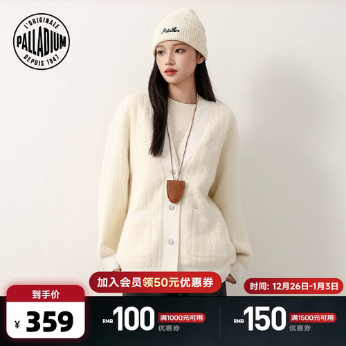 前胸锁链绣绣花，增添了独特的时尚感