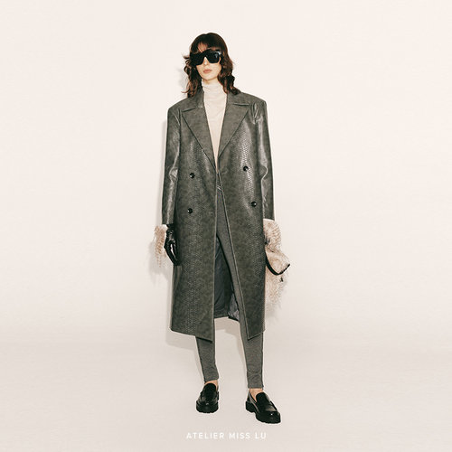 鳄鱼压纹光泽感宽肩廓形长款外套