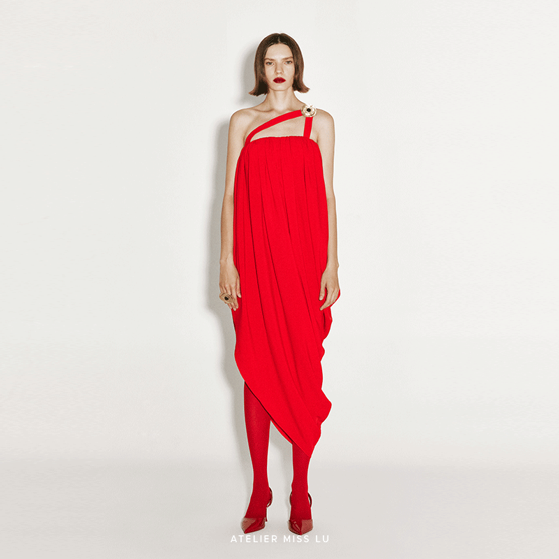 斜肩带立裁垂褶不规则连衣裙