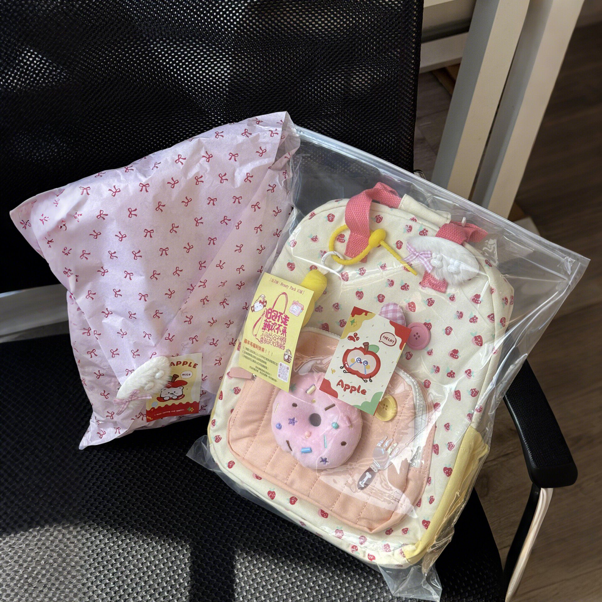 双肩包草莓书包女高级感小众旅游轻便高颜值大容量结实耐用背包