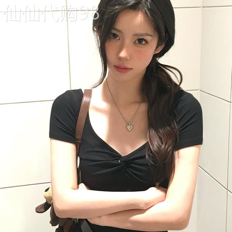 黑色正肩短袖t恤女夏季薄款2026新款修身显瘦短款V领半袖T恤上衣
