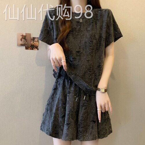 微胖mm显瘦遮肉套装女2025夏季大尺码时尚设计感T恤上衣短裤两件