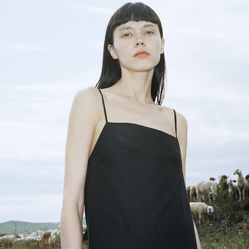 HER SENSES/何识时装系列黑白简约露背梭织吊带连衣裙中裙WDR03