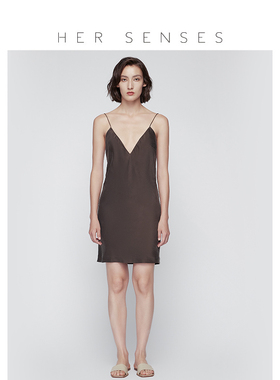HER SENSES/何识时装系列深V冷咖啡设计感吊带长裙 C055