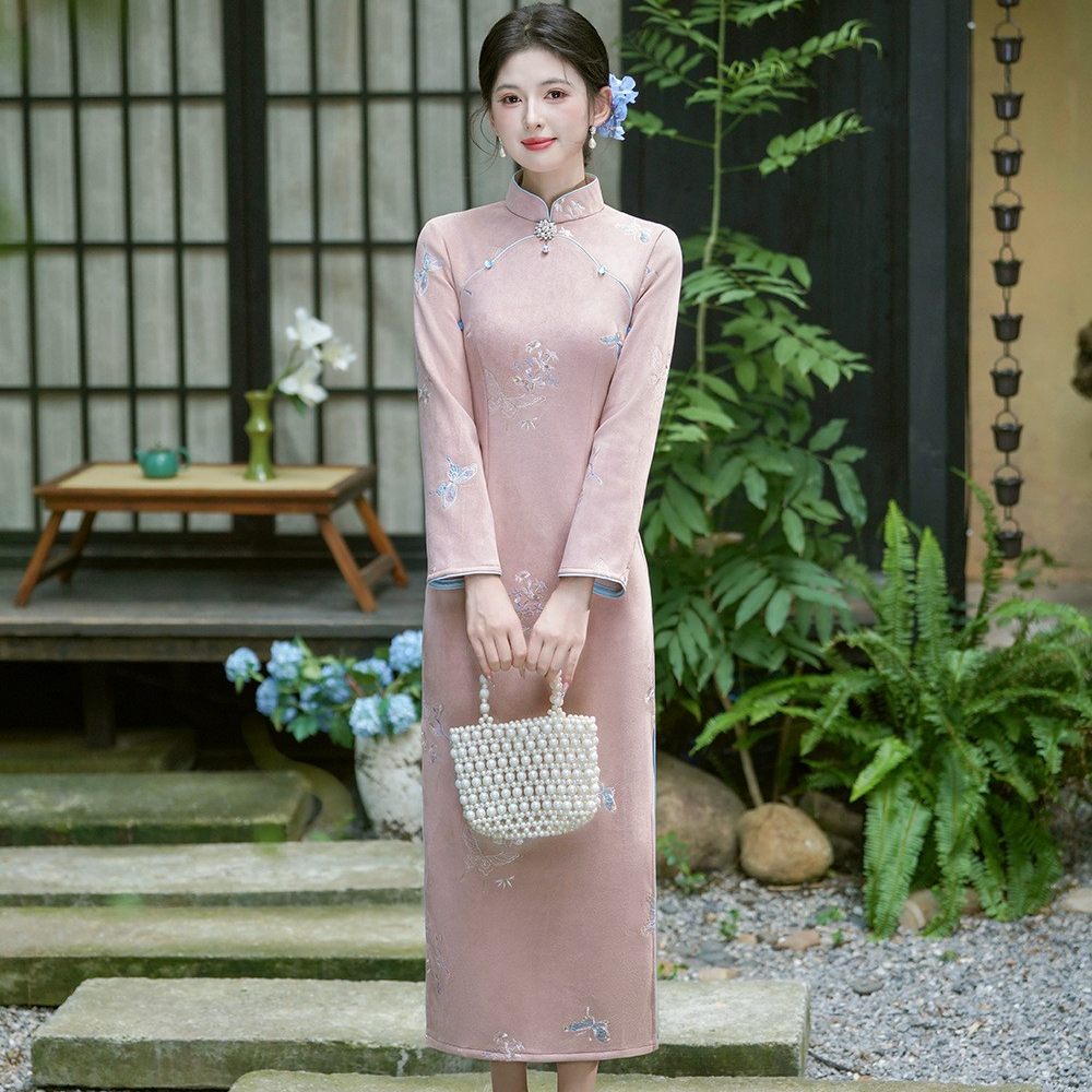 粉色麂皮绒新中式订婚旗袍