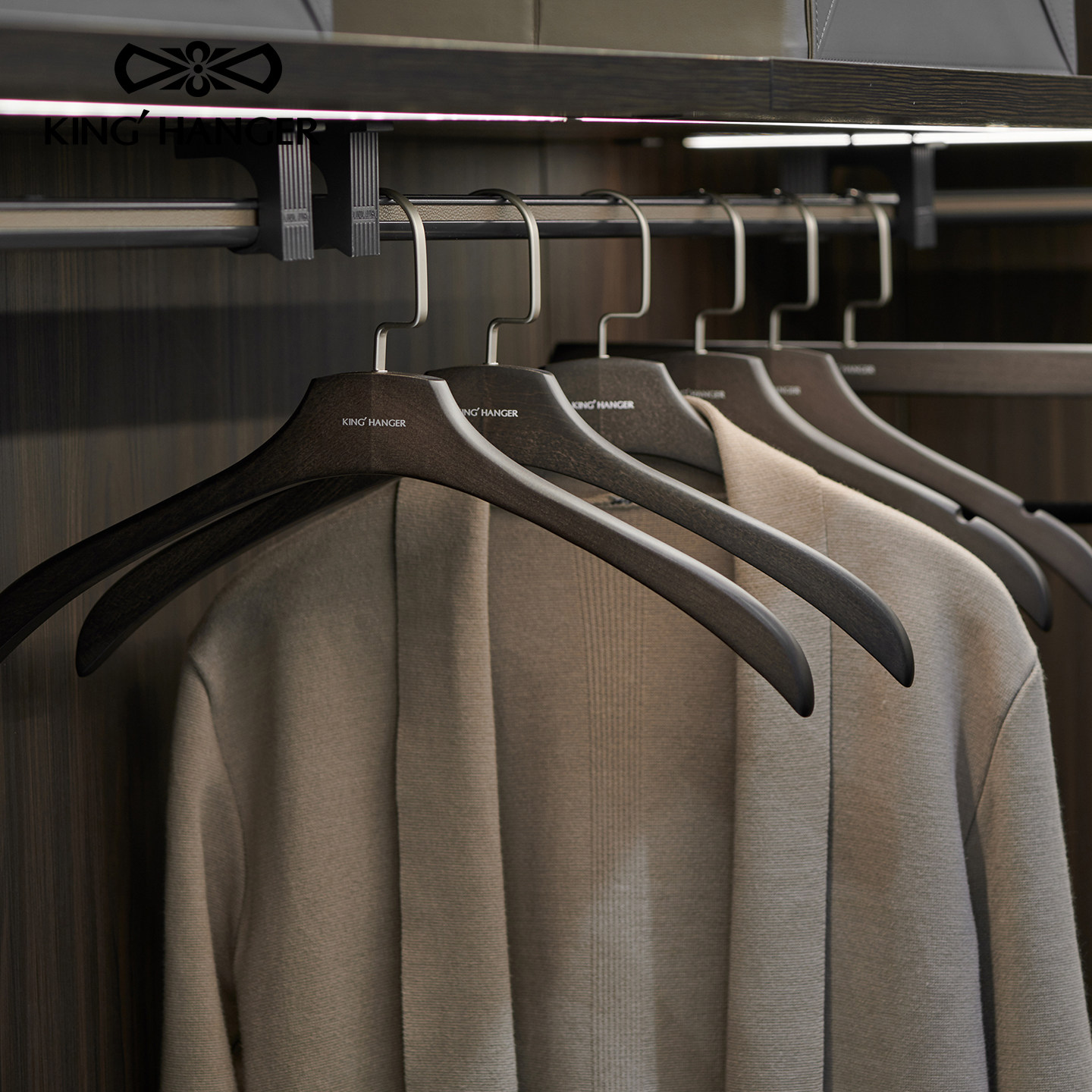 金领结无痕防滑防肩角防鼓包衣撑子高端实木衣架黑色加宽大衣衣挂