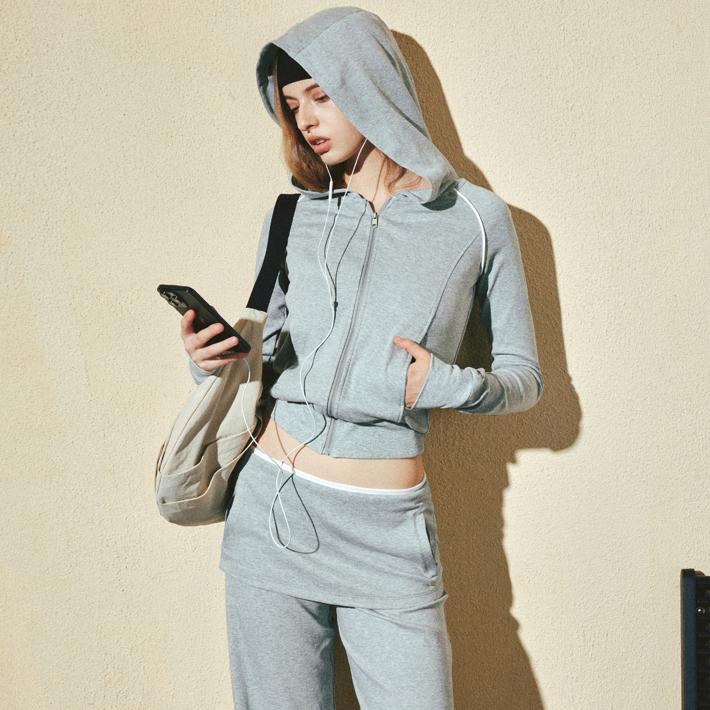 KVKV 灰白撞色连帽修身插肩袖拉链开衫外套