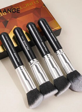 4Pcs Makeup Brushes with Case Foundation Concealer Powder
