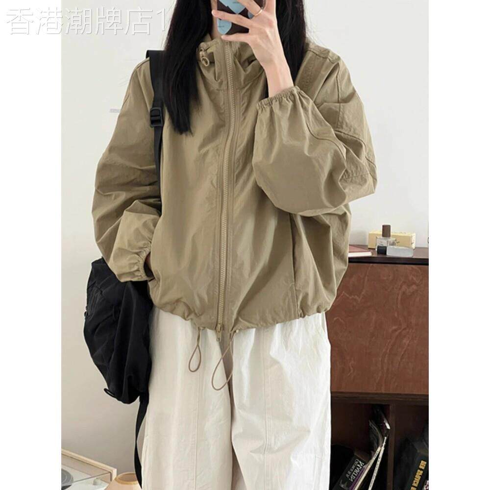 日系卡其色短款拉炼连帽登山服冲锋衣外套女秋冬防风运动工装夹克