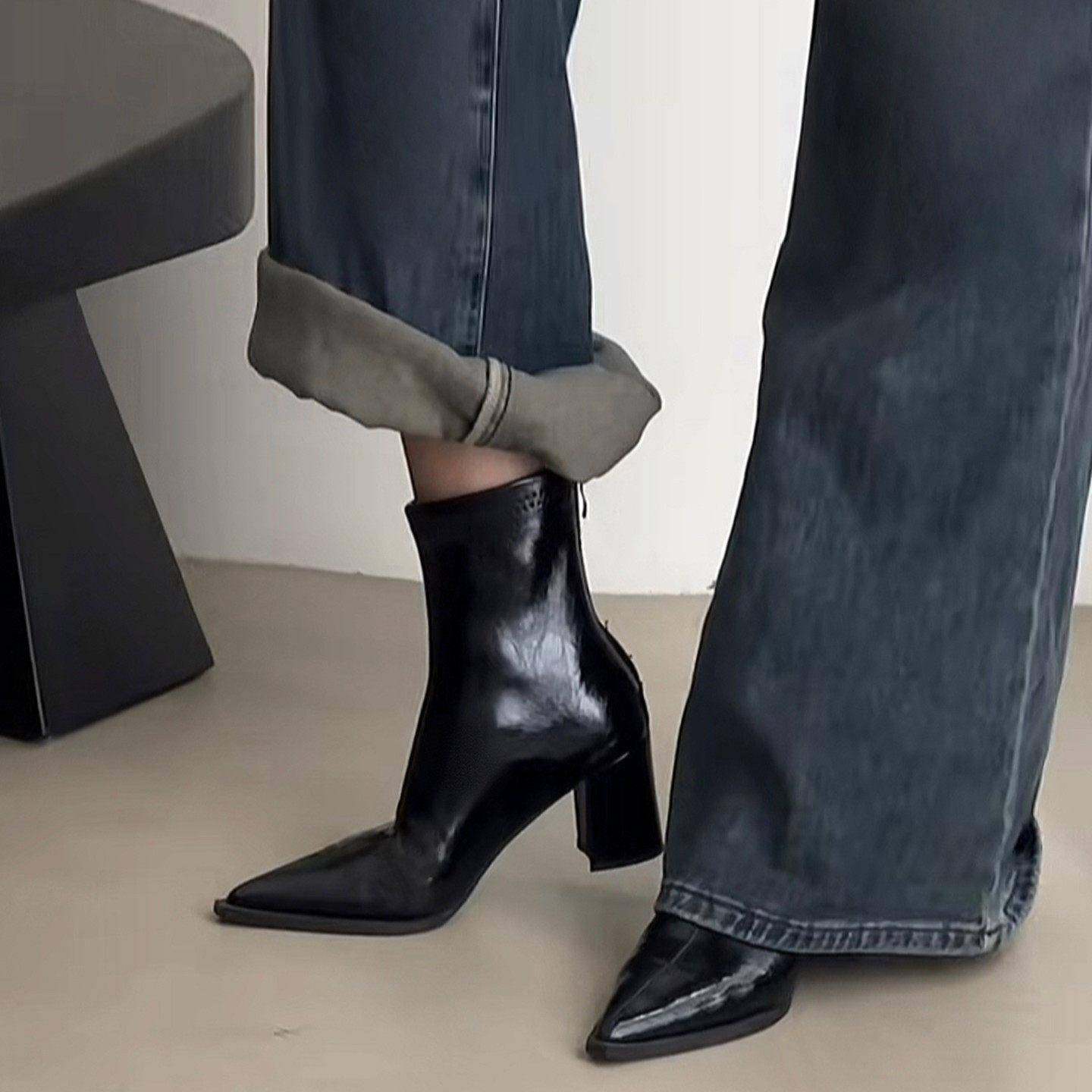 法式尖头粗跟马丁靴女2025秋冬季新款百搭时尚气质休闲短靴高跟鞋