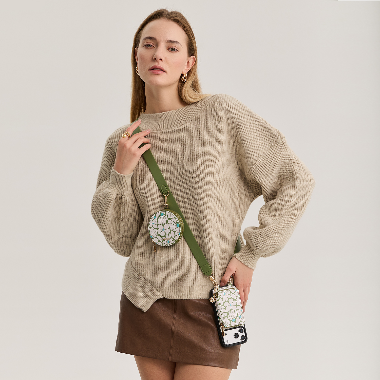 CUSTYPE手机壳设计师原创小雏菊适用于苹果17promax斜挎可背带挂绳iPhone15/16轻奢防摔保护套女零钱卡包一体