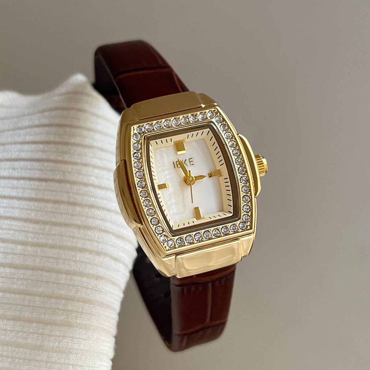 IEKE满钻酒桶型手表女款轻奢小众高级感气质皮带百搭通勤石英腕表