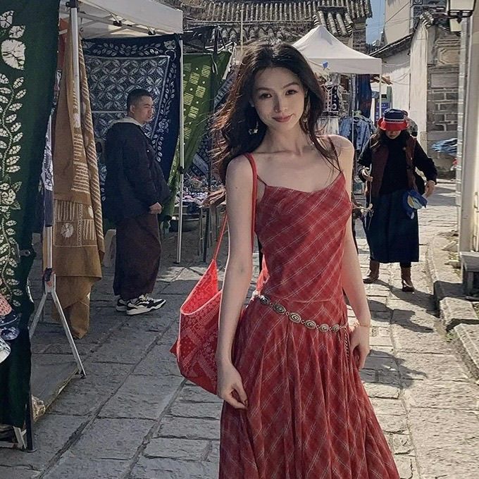云南大理法式复古红色格纹吊带连衣裙女夏收腰显瘦辣妹度假长裙子