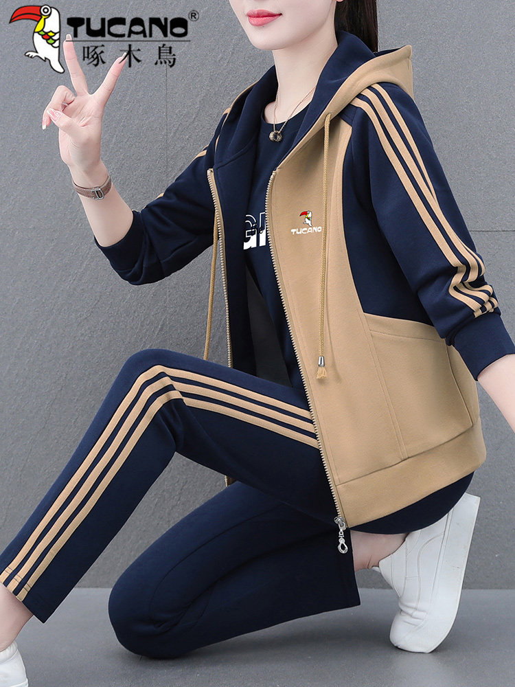 딱따구리 여성 스포츠 정장 여성 2024 새로운 유행 서양 어머니의 착용 봄과 가을 캐주얼 후드 3 피스 양복