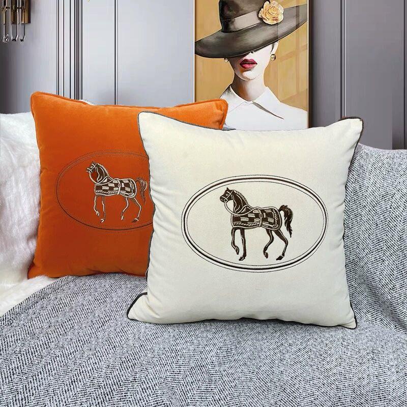 欧式丝绒大牌办公室抱枕客厅沙发床头轻奢爱马绣花抱枕套靠垫靠枕