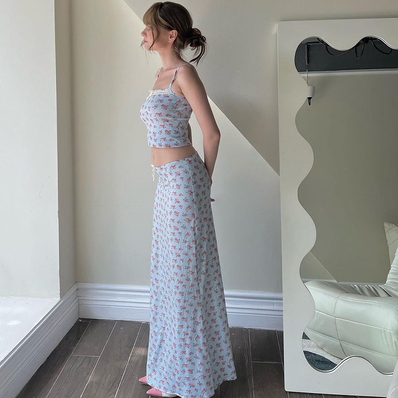 欧美ins女小清新碎花印花吊带小背心上衣长款半身裙套装淡蓝色