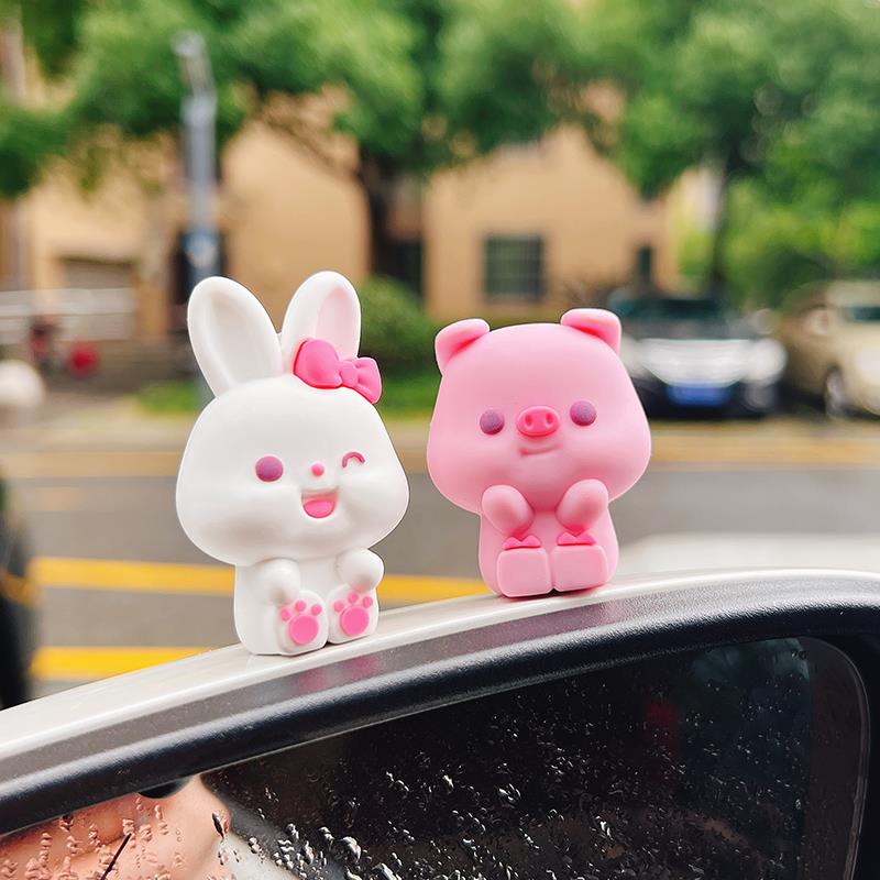 可爱小猪和兔子汽车摆件公仔车内中控台电脑屏幕车载装饰用品高档