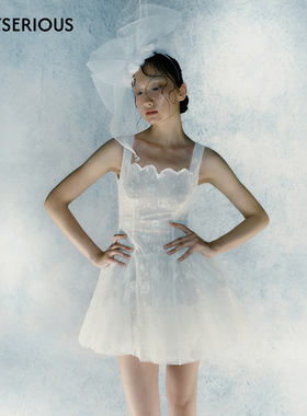 CAMEY LIU 2026春夏新款法式收腰吊带连衣裙女白色百搭约会连衣裙