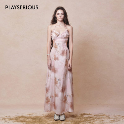 DEPLUMER 2026春夏新款碎褶三角胸连衣裙女修身型收腰挂脖长裙