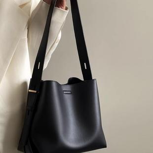 法国MK真皮水桶包女2025新款高级感简约腋下包流行百搭单肩斜挎包