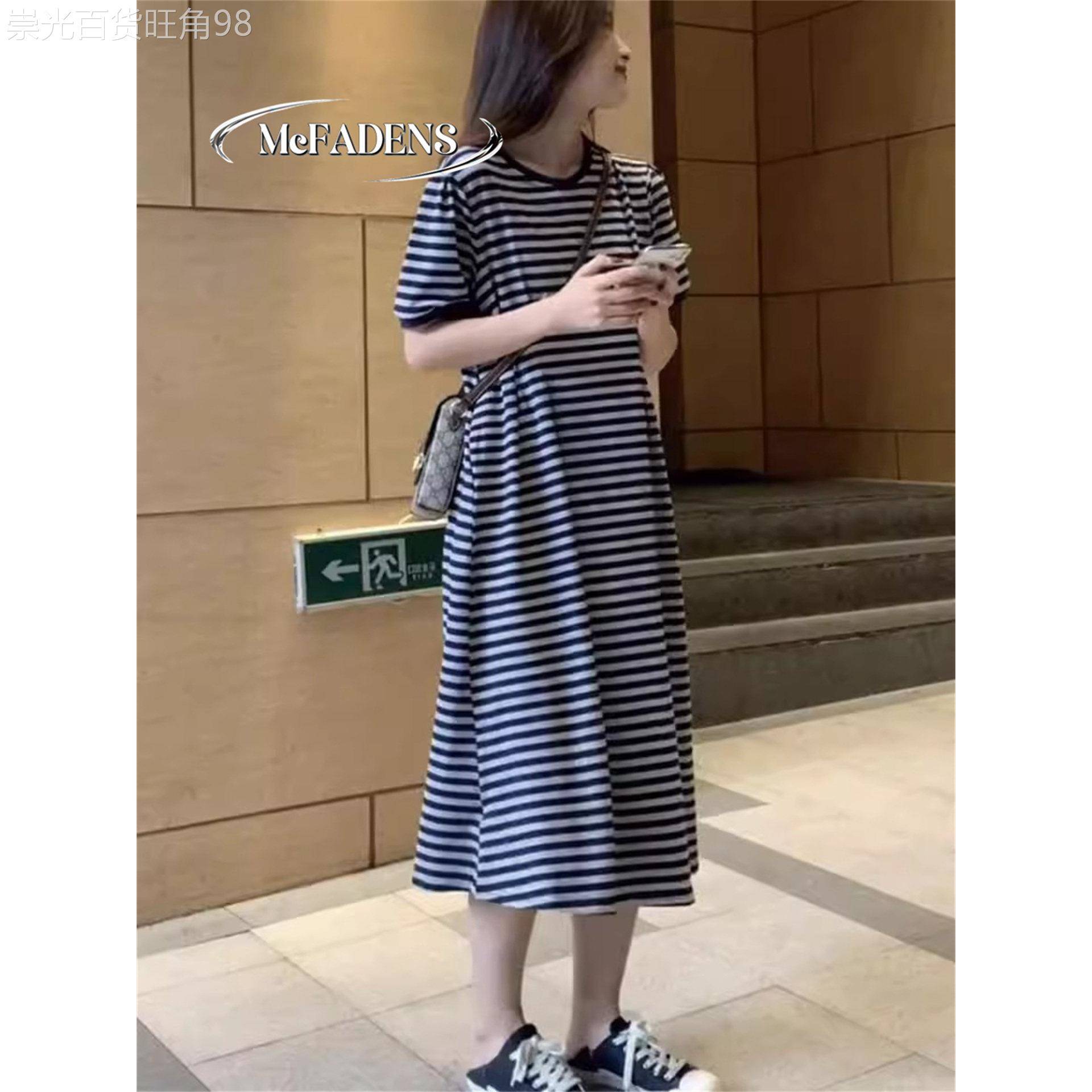 香港夏季新款松弛感收腰遮肚短袖过膝裙子设计感宽松条纹连衣裙女