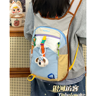 2025新款户外徒步登山包男女多巴胺撞色旅行大学生双肩包轻便背包