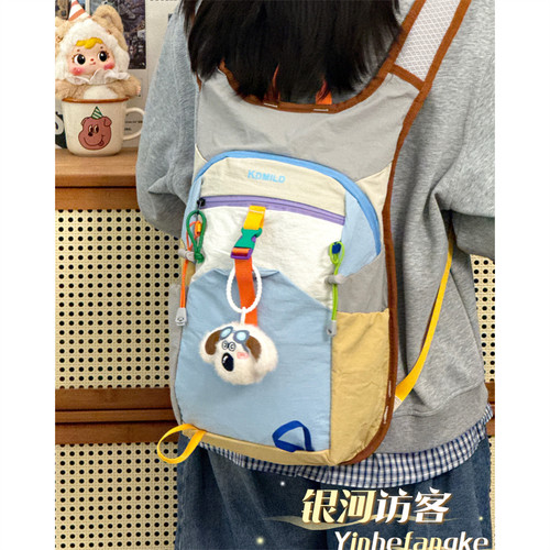 2025新款户外徒步登山包男女多巴胺撞色旅行大学生双肩包轻便背包