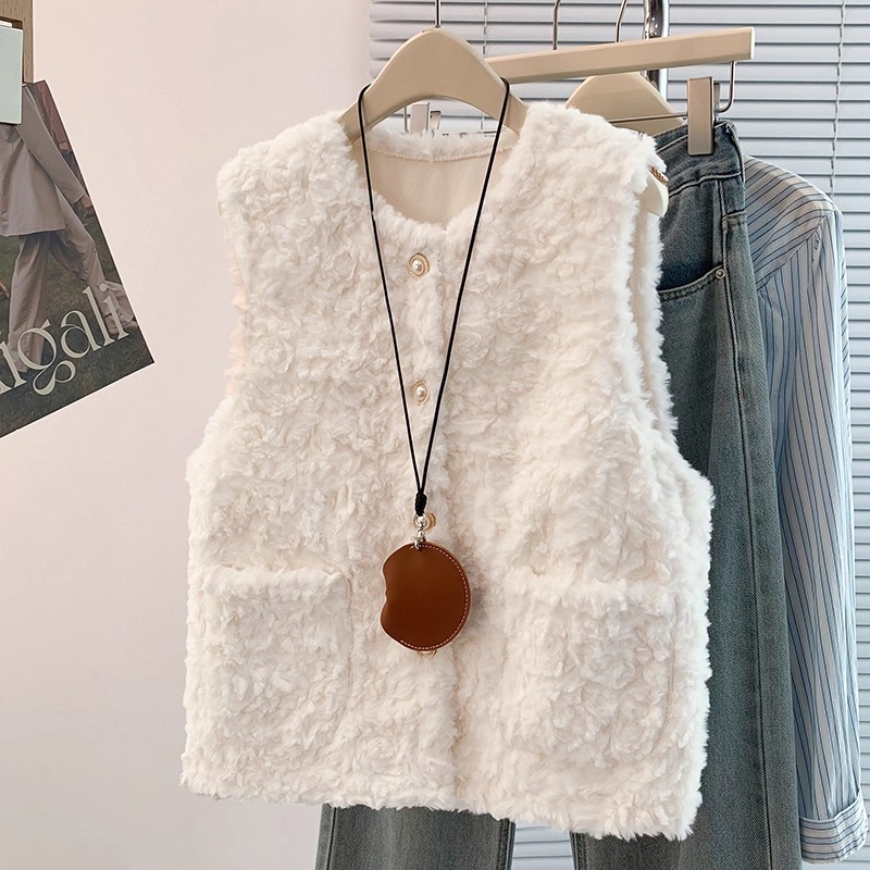 超好看珍珠扣羊羔绒毛毛马甲外套女秋冬新款保暖叠穿百搭坎肩上衣