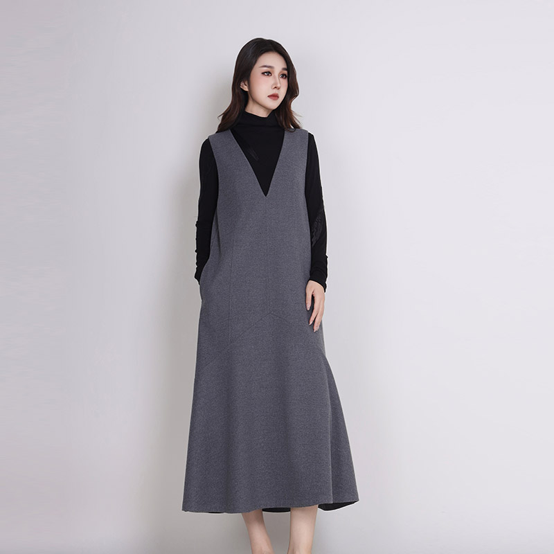 简表达25冬新款大V领连衣裙