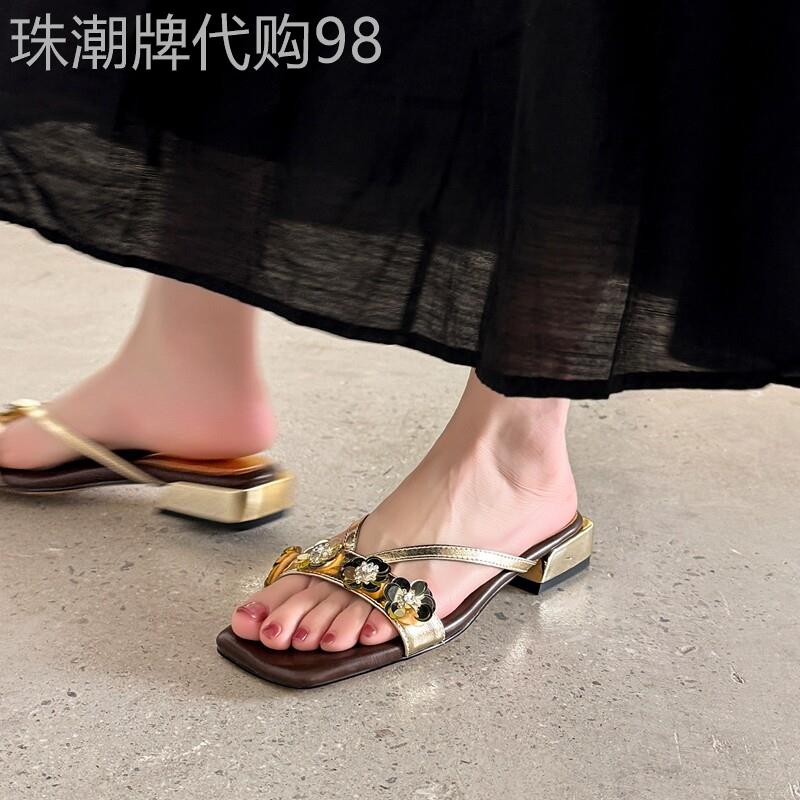 夏日新宠!海边度假风花朵亮片一字拖外穿女精致露趾凉拖鞋小金鞋