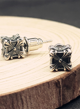 Musa Singing男款日系做旧复古925银立体十字雕花小方形潮人耳钉
