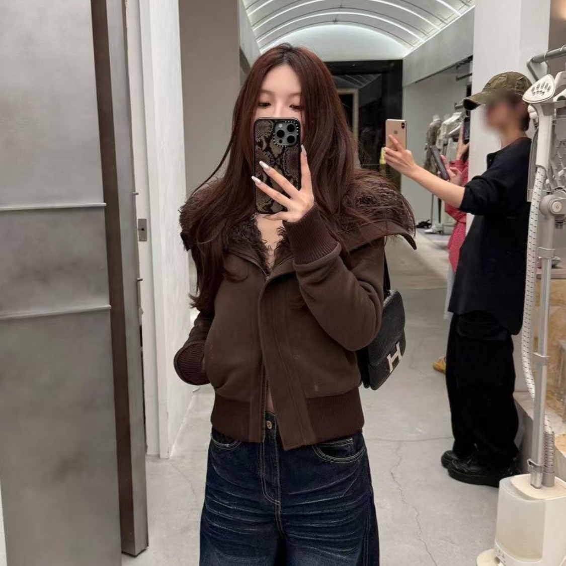深咖色翻毛领拉链短款外套女秋冬新款小众时髦气质长袖保暖上衣潮